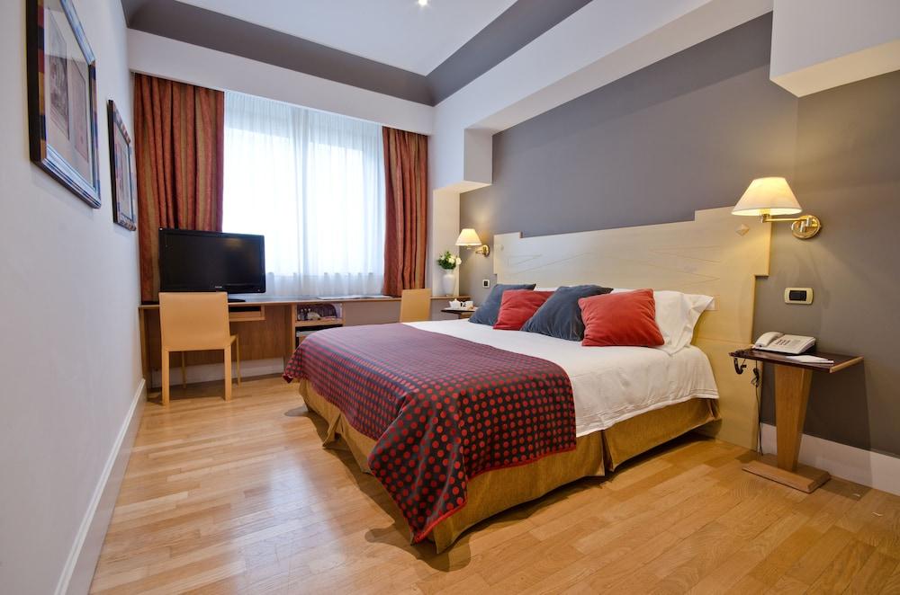 Plaza Opera Hotel 4*